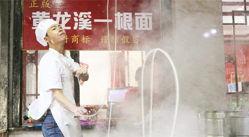 当年的拉面哥,走红后娶女粉丝,炒老板鱿鱼后另开面馆,过得如何