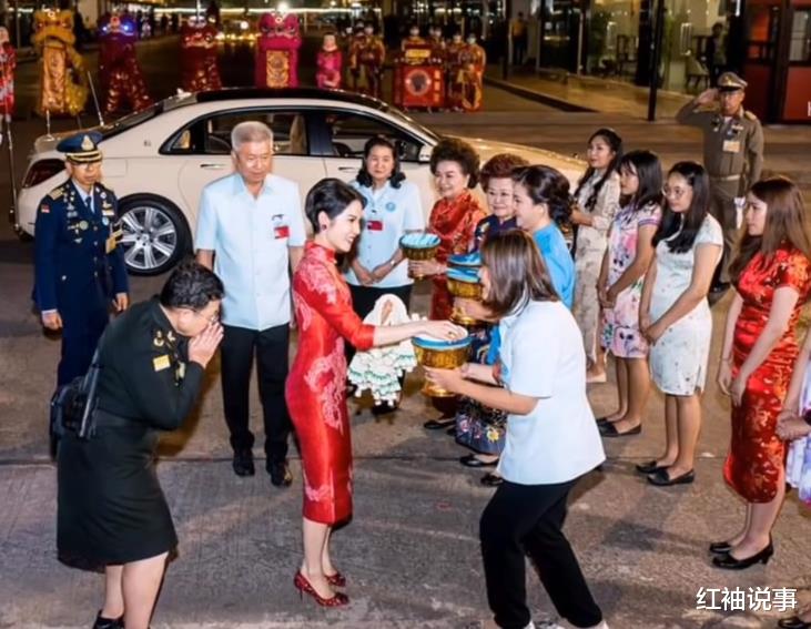 诗妮娜|泰王终于安抚好后宫，“双女主”海报笑靥如花，放下恩怨亲如姐妹