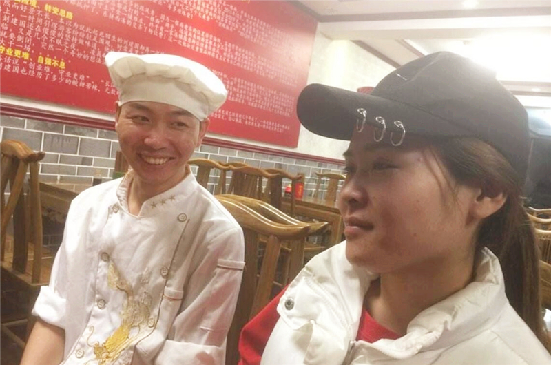 当年的拉面哥,走红后娶女粉丝,炒老板鱿鱼后另开面馆,过得如何