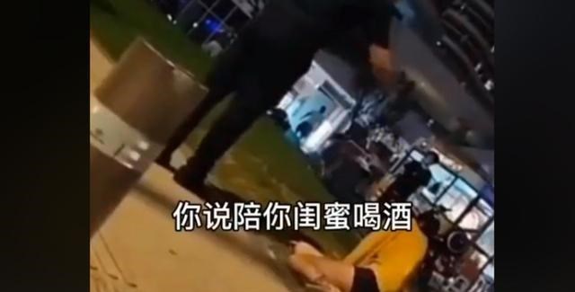  妻子跟4男人喝烂醉穿短裤在大街爬！丈夫怒吼让丈母娘来管破闺女