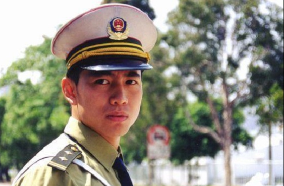 人物设定|当年他是顶流明星，因骑马摔成残疾后，坐上轮椅如今生活怎样了？