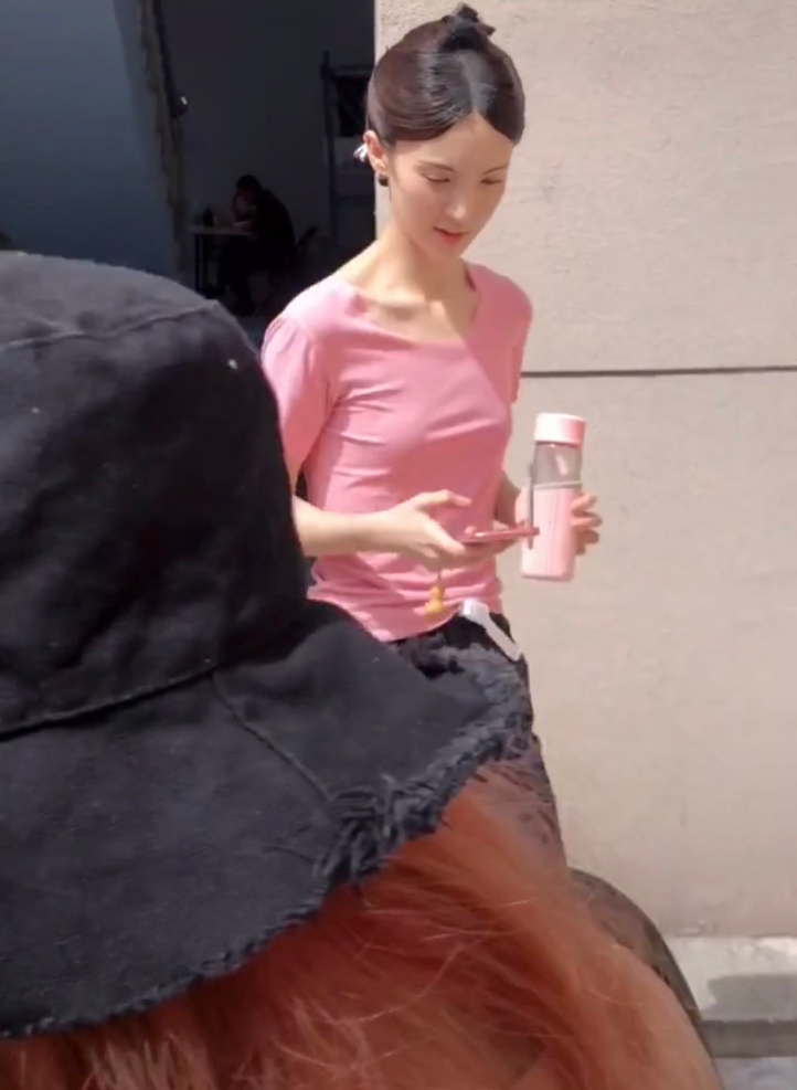 梅艳芳|金晨穿拖鞋低调出行,还手持温水杯,网友:超A身材令人羡慕