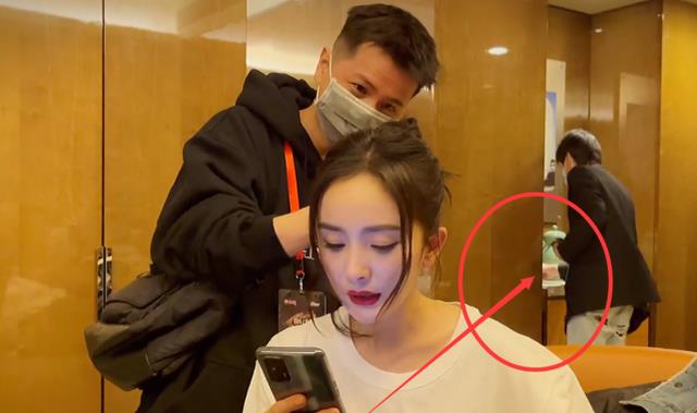 杨幂|杨幂房间化妆，身后“小绿盒”刚出镜就被助理藏起，谈过恋爱秒懂