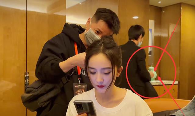 杨幂|杨幂房间化妆，身后“小绿盒”刚出镜就被助理藏起，谈过恋爱秒懂