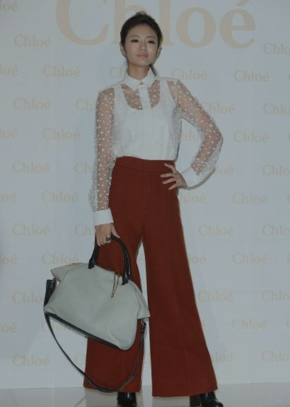 安以轩|安以轩活动中镜头抢眼，穿深v抹胸裙身材超好，网友：气质拿捏了