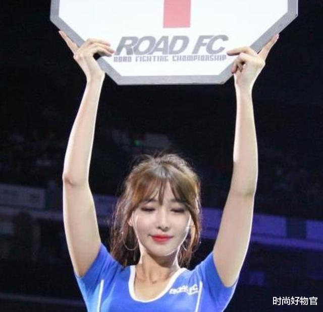 普拉提|举牌女郎金吉娜，长相出众身材吸睛，引人关注，网友：好美啊