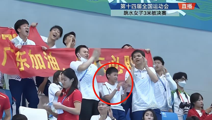 明明很棒|全红婵跳水收官日观战！看台上吃零食，为广东队呐喊，非常惬意