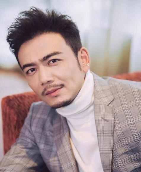 型男|38岁型男杨烁，“隐藏”了9年的老婆，原来是我们熟悉的童年女神