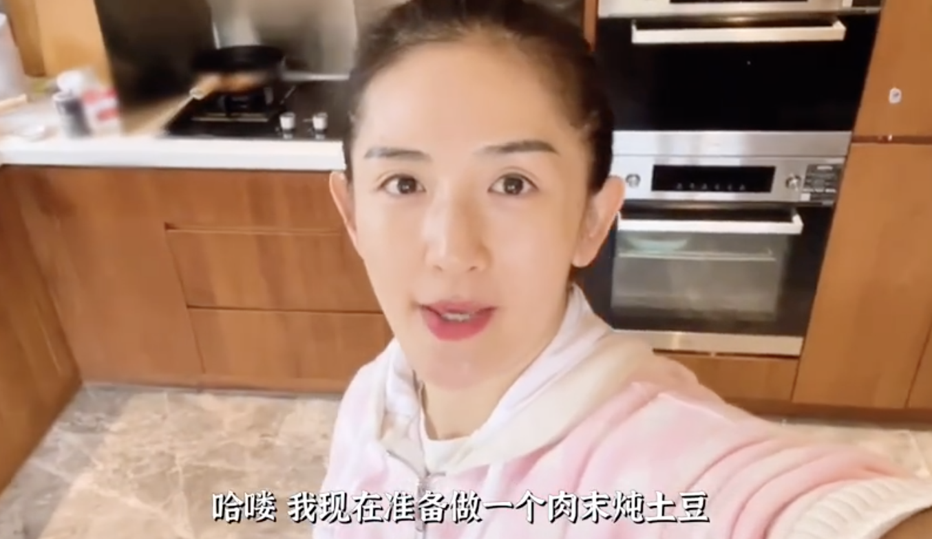 谢娜|谢娜晒三个女儿日常照，跳跳俏俏写作业超可爱，透露姐姐抗癌成功