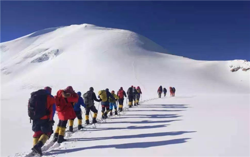 珠峰|她跟丈夫一起登珠峰，却在8500米处遭抛弃，她绝望哀求：别丢下我