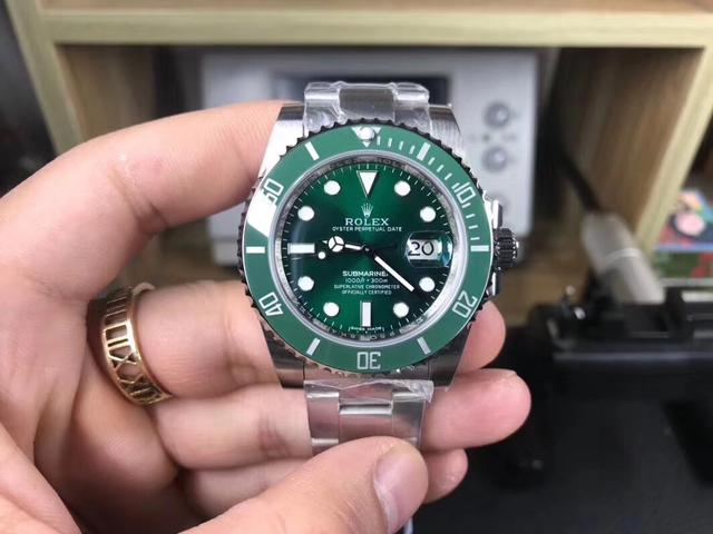 耿娜娜说时尚 潜艇走私高仿手表数吨被威尼海关雷达监测截获，进口表五大骗局