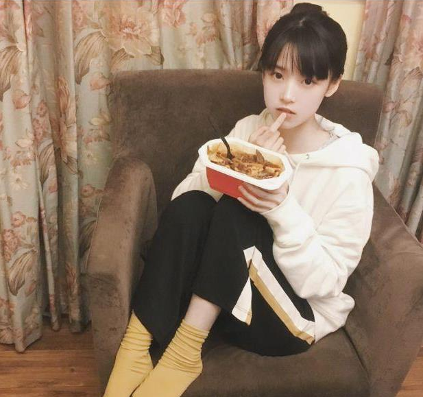 女孩|曾红极一时的“剪刀手女孩”，富豪许诺等她10年，如今过得如何了？