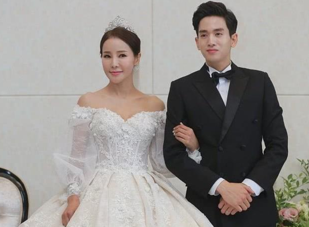 米娜|她43岁因长得太漂亮，被小17岁男生送豪车追求，如今活成了这样