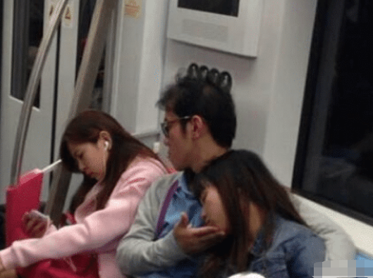 “一男子拎着行李箱在BRT上,行李箱内居然有血水流出”
