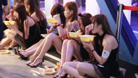 横店|横店校花群演“泛滥成灾”？蹲在地上吃盒饭，都幻想着可以一夜成名！