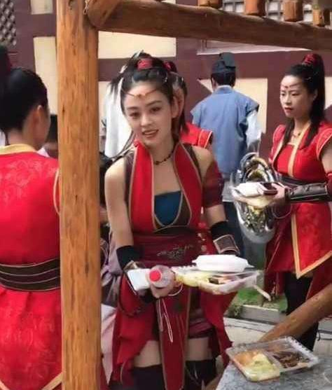 横店|横店校花群演“泛滥成灾”？蹲在地上吃盒饭，都幻想着可以一夜成名！