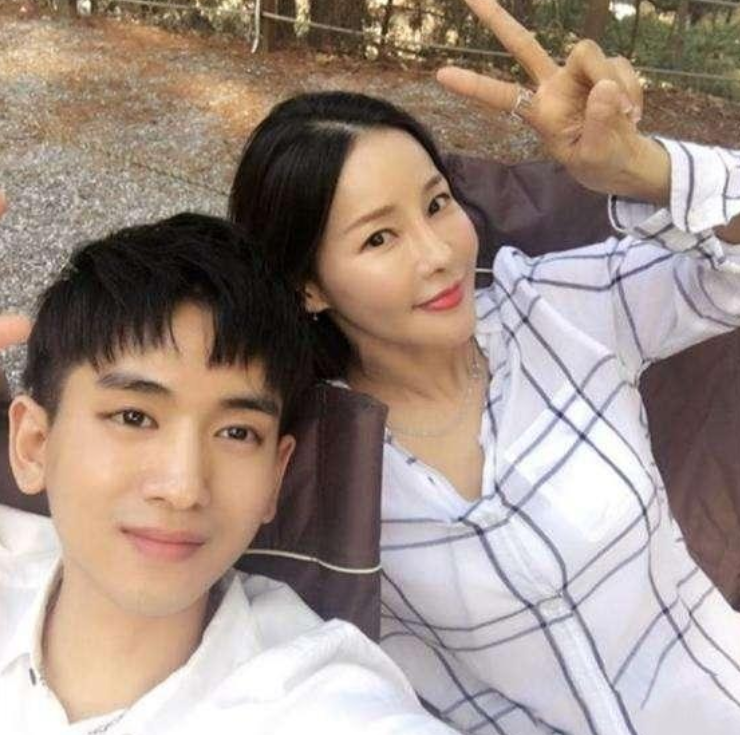 米娜|她43岁因长得太漂亮，被小17岁男生送豪车追求，如今活成了这样