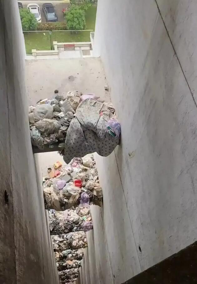 装修的时候做了个榻榻米，两年不到成这样子了，哈哈又要花钱了！