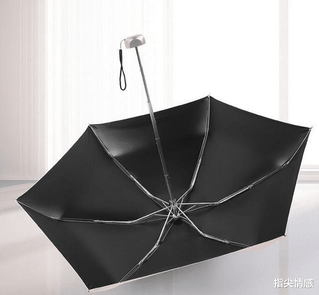 时尚好物官 薇娅\＂懒人伞\＂一夜爆红，40度出门不怕晒，网友：防晒霜可以扔了