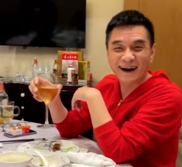 sm|63岁李幼斌与朋友聚会，穿破洞毛衣喝酒，饭桌被神秘大哥辱骂反赔笑
