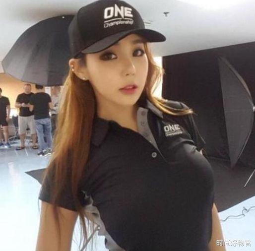 普拉提|举牌女郎金吉娜，长相出众身材吸睛，引人关注，网友：好美啊