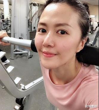 张天爱|52岁翁虹\牛奶肌\太养眼！与景甜合照宛如姐妹，网友：是个小姐姐