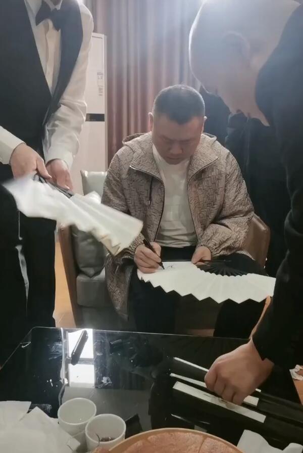 山河令|岳云鹏蹲地上陪母亲拍照，配合亲戚合影脸笑僵，强忍疲惫一脸不悦