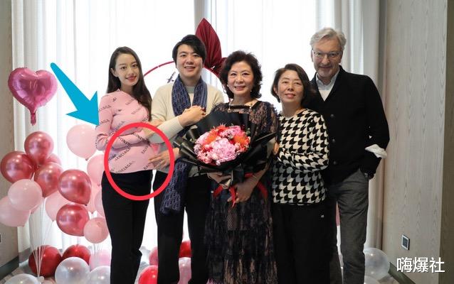 郎朗|郎朗晒全家福官宣生子,却犯了个错,甚至可能会导致儿子无法弹琴