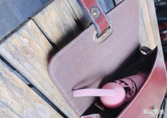 时尚好物官 薇娅\＂懒人伞\＂一夜爆红，40度出门不怕晒，网友：防晒霜可以扔了