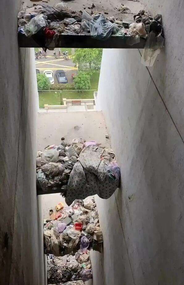 装修的时候做了个榻榻米，两年不到成这样子了，哈哈又要花钱了！