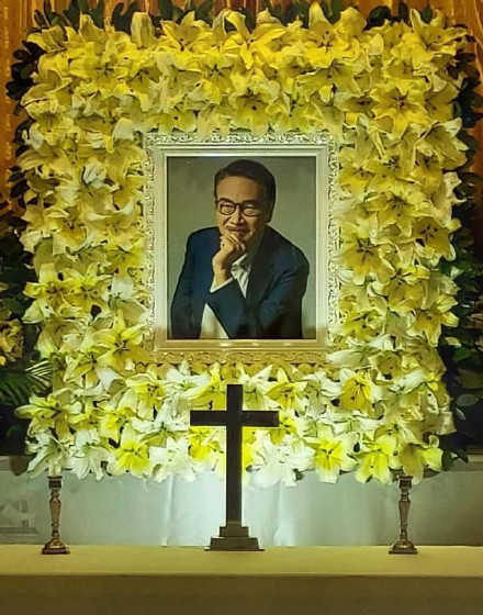 古力娜扎|吴孟达设灵：儿子现身神情哀伤，周星驰致哀花圈被摆放在显眼处