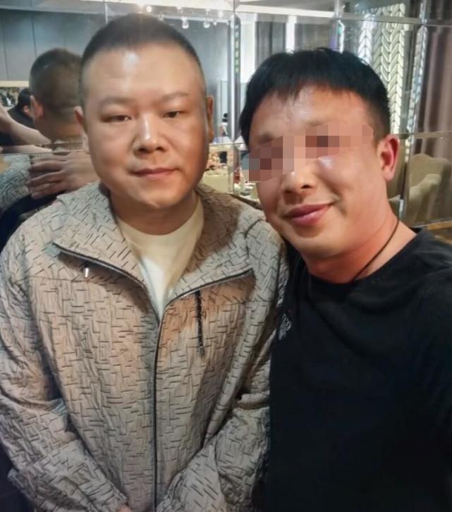 山河令|岳云鹏蹲地上陪母亲拍照，配合亲戚合影脸笑僵，强忍疲惫一脸不悦