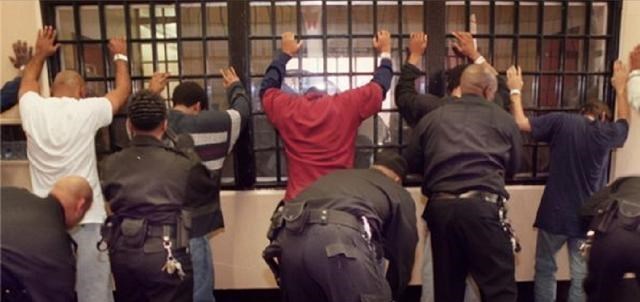 闪婚 美国老大监狱称王：买通13名狱警，4名女警甘愿为他生孩子