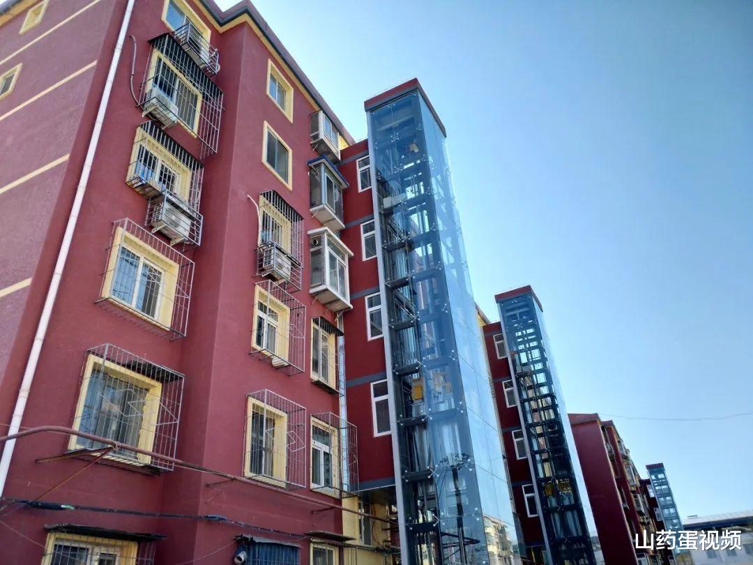 一层的位置是一栋楼最低的地方,采光通风本来就最差,多层电梯是从外部