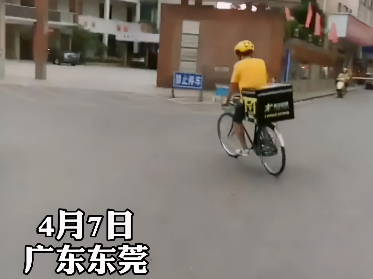 峰哥漫聊 东莞：禁摩禁电行动后，骑二八大杠的外卖小哥或成新城市名片