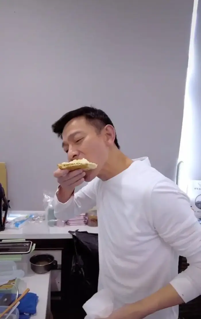 详细阅读:刘德华和关之琳同一天发视频,网友:你们在暗示什么 刘德华和关之琳同一天发视频,网友:你们在暗示什么