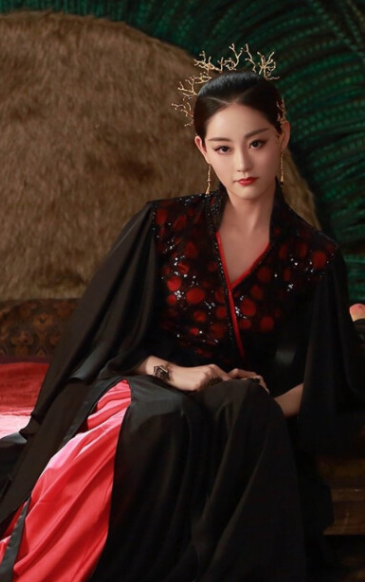 周芷若|因出演周芷若一炮而红,早期选秀录像被网友扒出,舞台上不停秀长腿