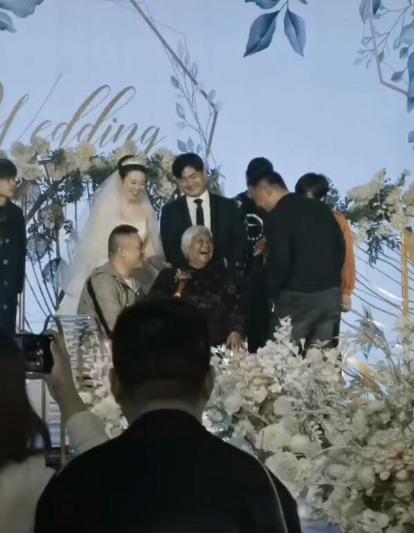 山河令|岳云鹏蹲地上陪母亲拍照，配合亲戚合影脸笑僵，强忍疲惫一脸不悦