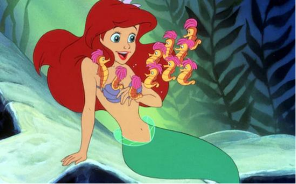 关晓彤|关晓彤现身青岛大吃大喝，穿吊带破洞黑丝露脚趾，直言辣妹难当