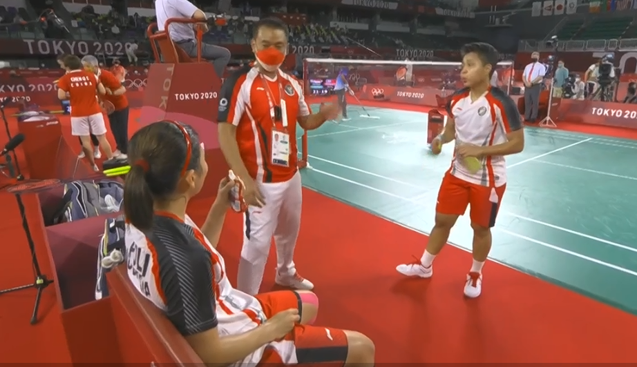 清浅微笑的我|2：0！印尼组合胜中国夺金，34岁老将跪地哭泣，中国选手暖心安慰