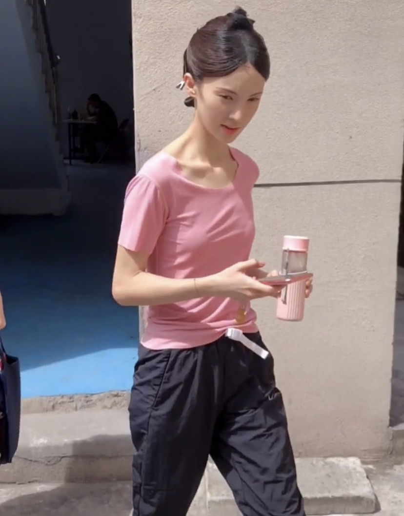 梅艳芳|金晨穿拖鞋低调出行,还手持温水杯,网友:超A身材令人羡慕