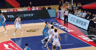 易建聯(lián)|尷尬！易建聯(lián)與任駿飛相撞后失誤，沒有怒吼，主動拍胸脯認(rèn)錯