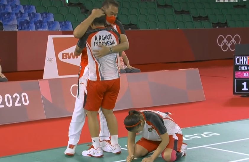 清浅微笑的我|2：0！印尼组合胜中国夺金，34岁老将跪地哭泣，中国选手暖心安慰