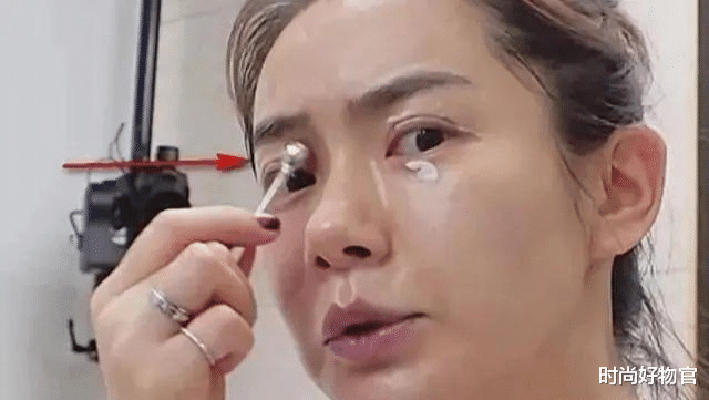时尚好物官 37岁戚薇眼角几乎无一丝细纹，看到她涂眼霜方式，让自己受益匪浅