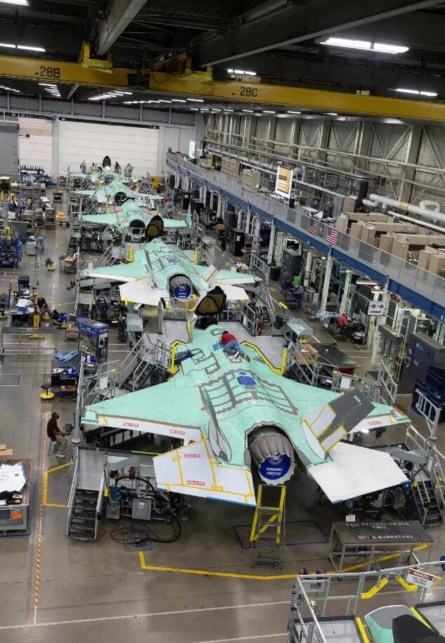 装修的时候做了个榻榻米，两年不到成这样子了，哈哈又要花钱了！