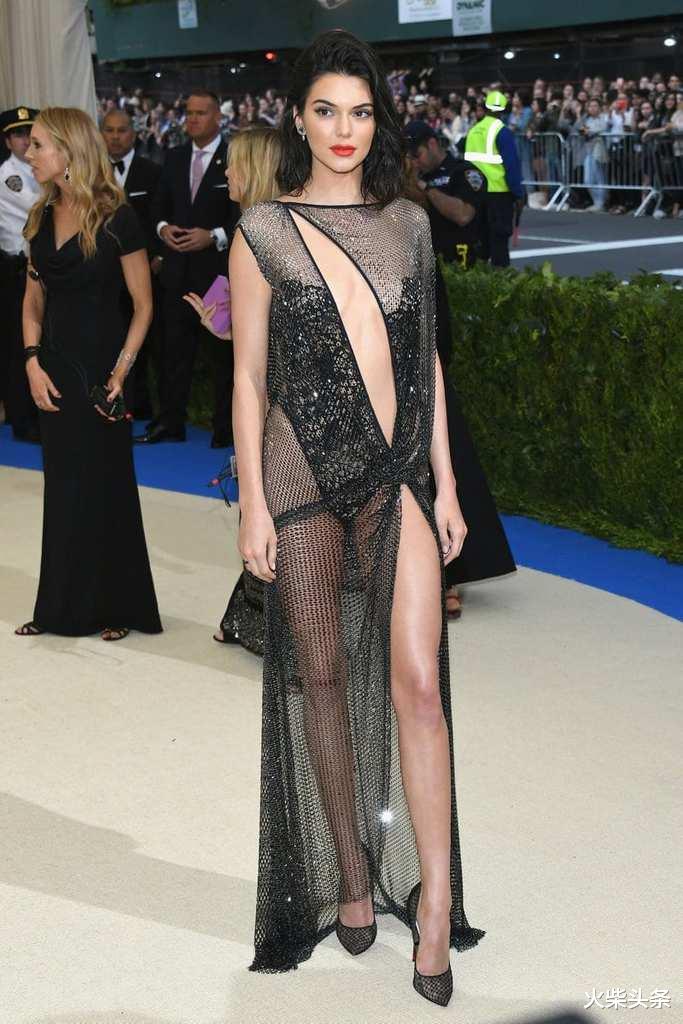 娜奥米·沃茨|女明星红毯上那些杰出的着装，曾被她们吸引，你是否还有印象