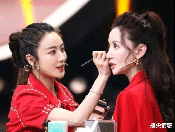 时尚好物官 薇娅\＂懒人伞\＂一夜爆红，40度出门不怕晒，网友：防晒霜可以扔了