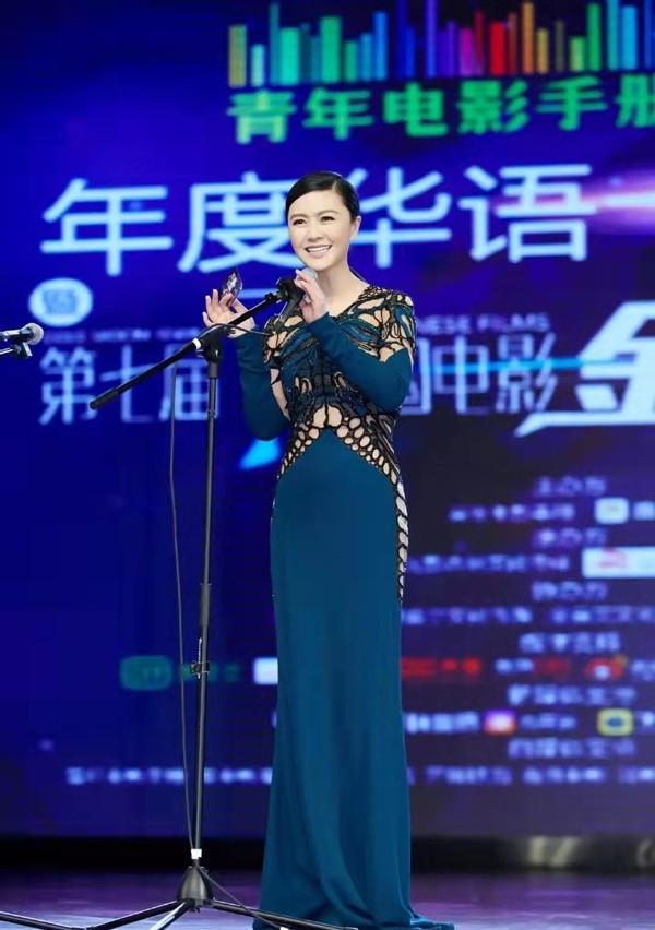 娱乐圈|田海蓉才是尤物身材，穿一字抹胸裙走红毯，昂首挺胸太有女神范