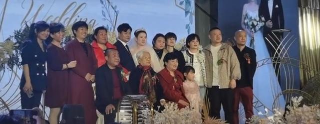 山河令|岳云鹏蹲地上陪母亲拍照，配合亲戚合影脸笑僵，强忍疲惫一脸不悦