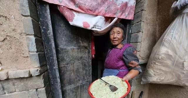 地坑院里大酥梨落得满地都是，70岁大娘说烂了也不让吃，啥情况